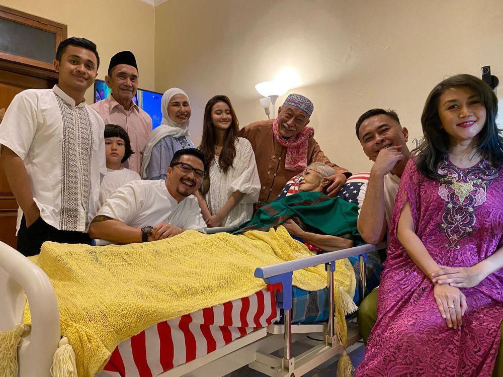 potret kenangan Ferry Maryadi dan ibunda (instagram.com/kangferrymaryadi)