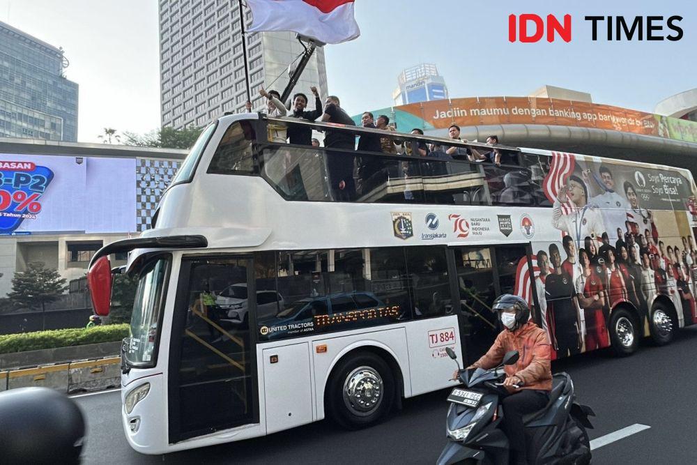 Pawai Olimpiade Lewati Bundaran HI, Warga Lambaikan Tangan