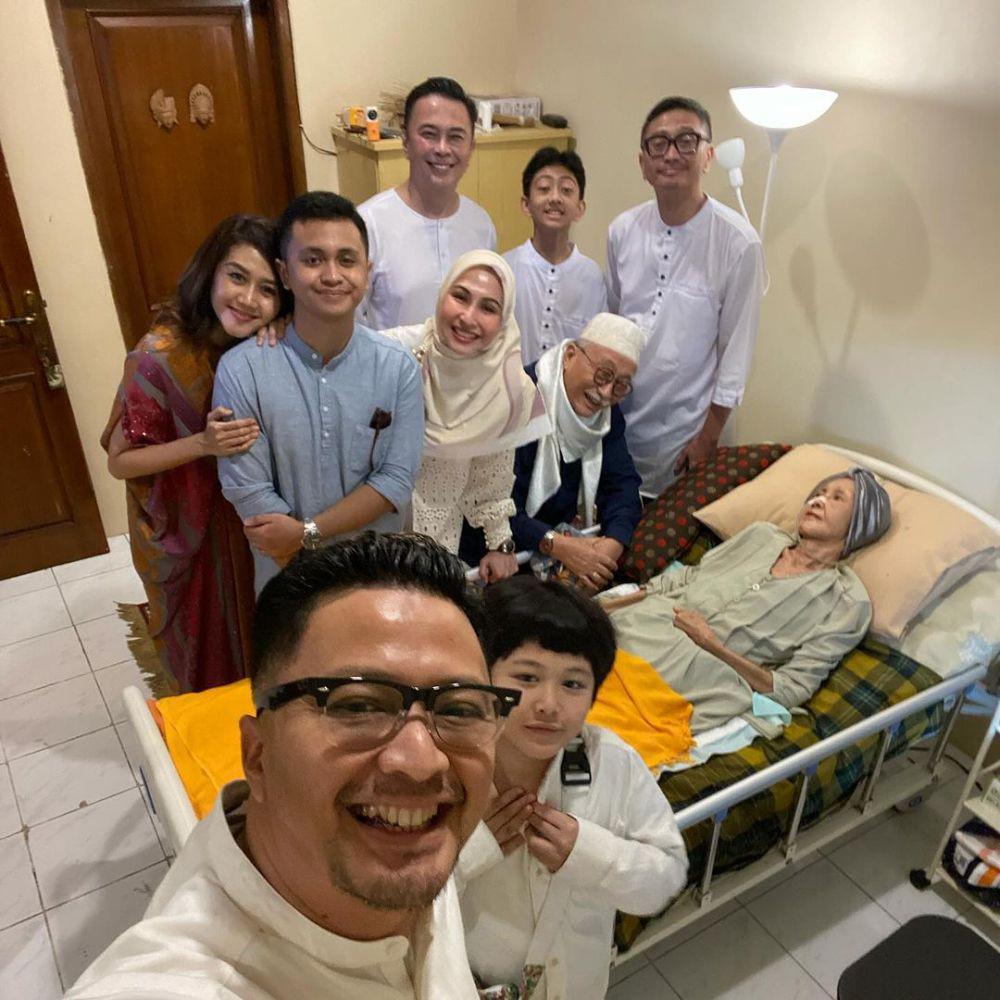 potret kenangan Ferry Maryadi dan ibunda (instagram.com/kangferrymaryadi)
