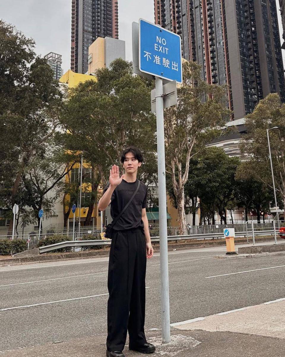 padu padan T-shirt hitam ala War Wanarat (instagram.com/warwanarat)