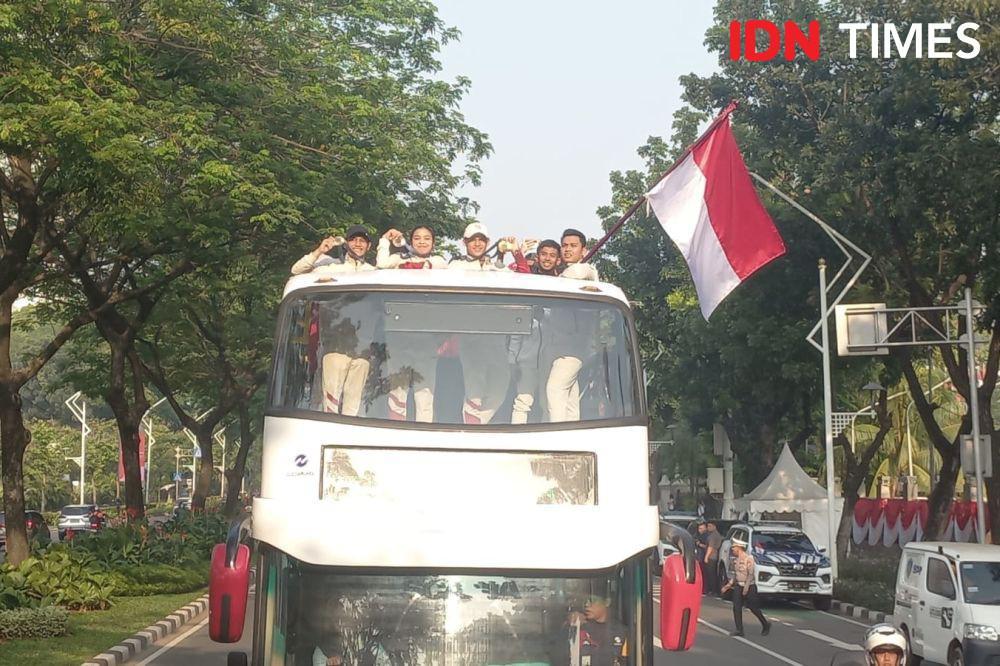 Kencangnya Klakson Jalanan Hiasi Pawai Olimpiade 2024