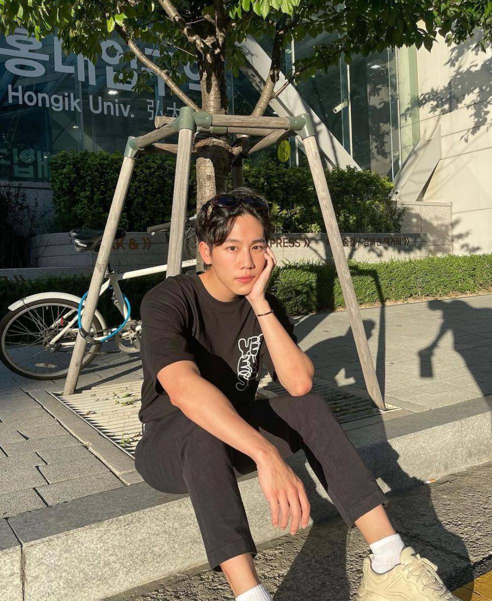 padu padan T-shirt hitam ala War Wanarat (instagram.com/warwanarat)