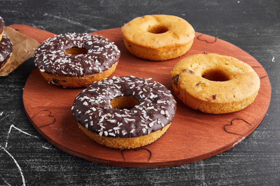 Ilustrasi donat (freepik.com/azerbaijan_stockers)