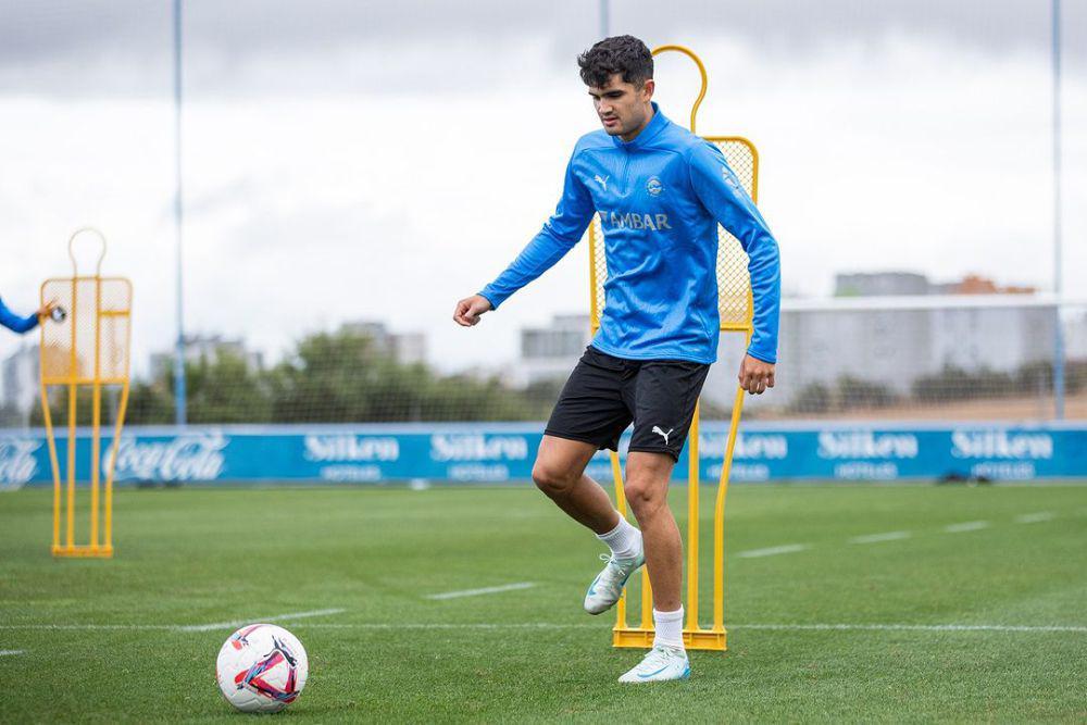 Hugo Novoa (instagram.com/deportivoalaves 1 instagram.com/hugonovoa_)