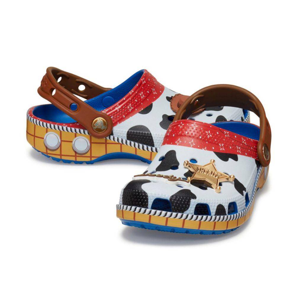 ilustrasi sandal clogs Sheriff Woody (disneystore.com)