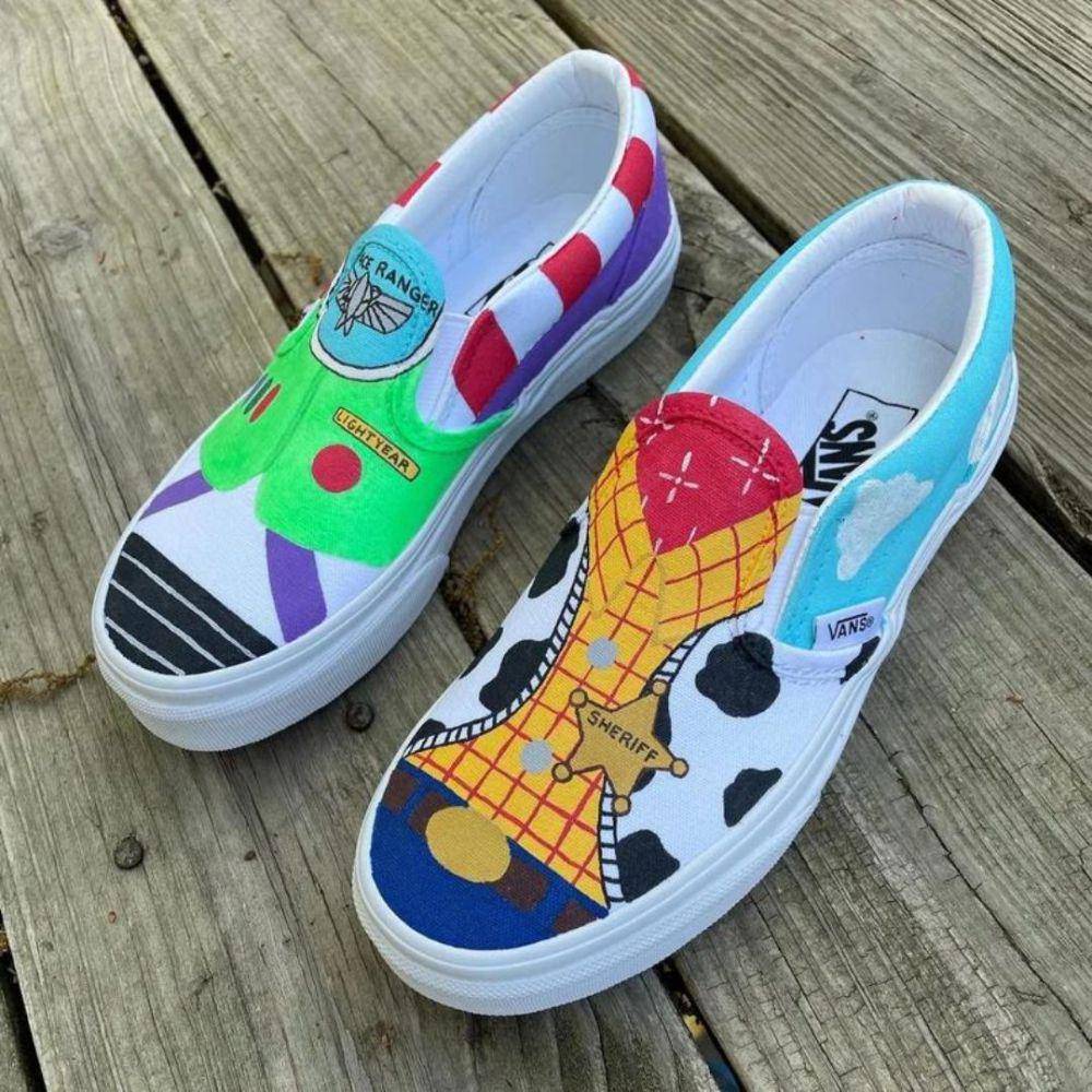 ilustrasi sepatu slip on Toy Story (etsy.com)