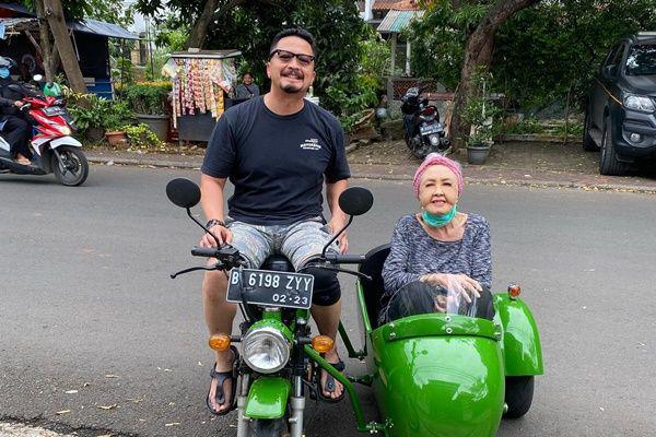 7 Potret Kenangan Ferry Maryadi dan Ibunda yang Baru Meninggal Dunia