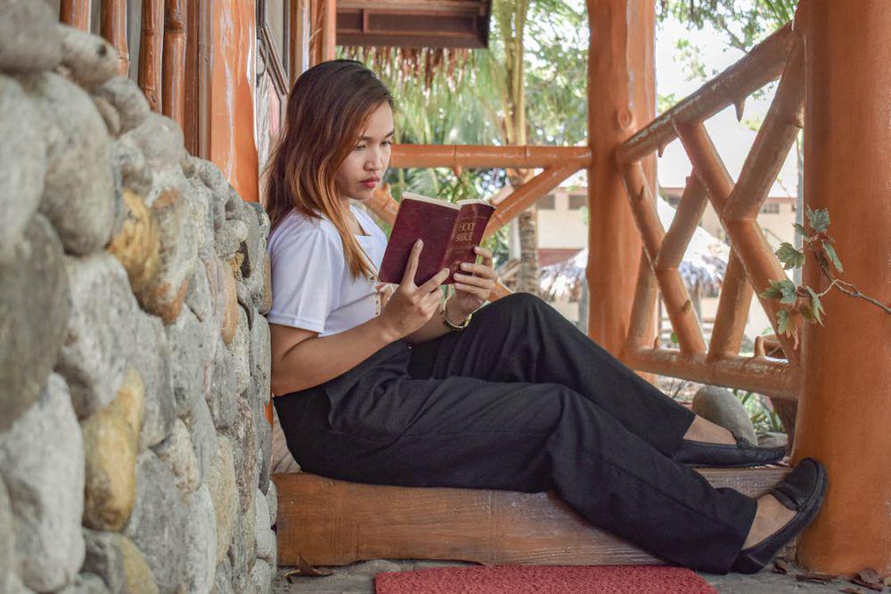 ilustrasi perempuan yang sedang membaca buku (pexels.com/RALPH JAY OCAÑA)