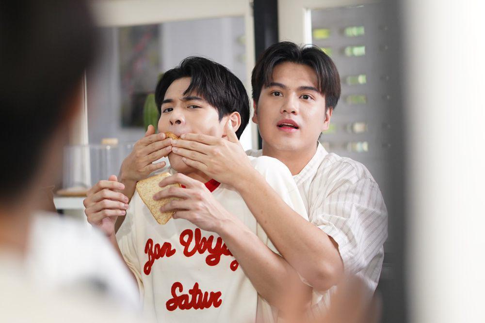 Poon Mitpakdee dan Marc Natarit dalam cuplikan We Are. (x.com/WeAreSeriesTH)
