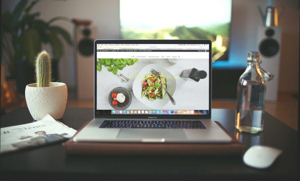Ilustrasi pengaturan startup laptop (unsplash.com/Igor Miske)