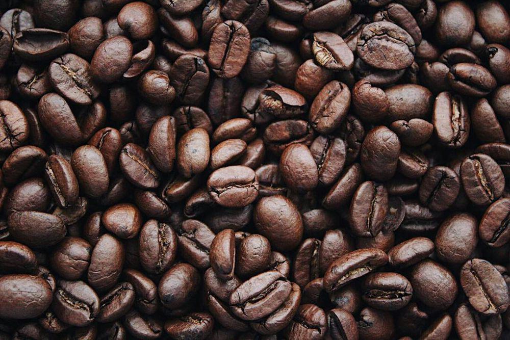 ilustrasi biji kopi hitam (pexels.com/@igor-haritanovich)