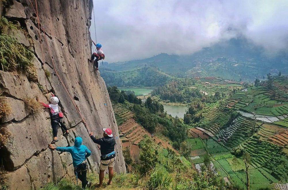 potret panjat tebing di watu gribig dengan view telaga warna (instagram.com/jenar_budi_santoso)