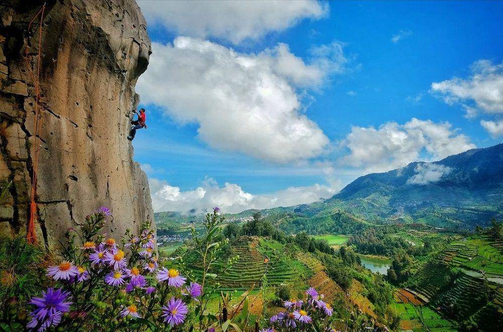 potret panjat tebing di watu gribig dengan view telaga warna (instagram.com/jenar_budi_santoso)