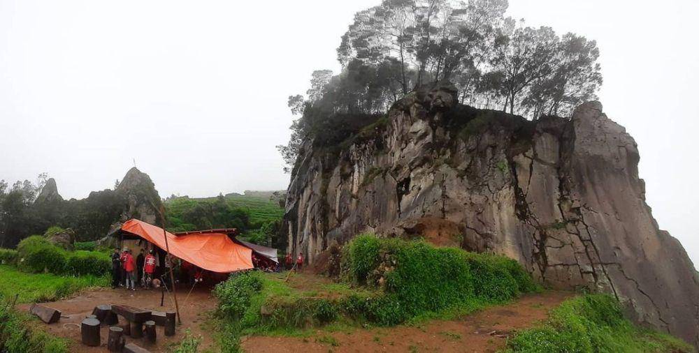 potret panjat tebing di watu gribig dengan view telaga warna (instagram.com/adi_cahyadi_wibowo)