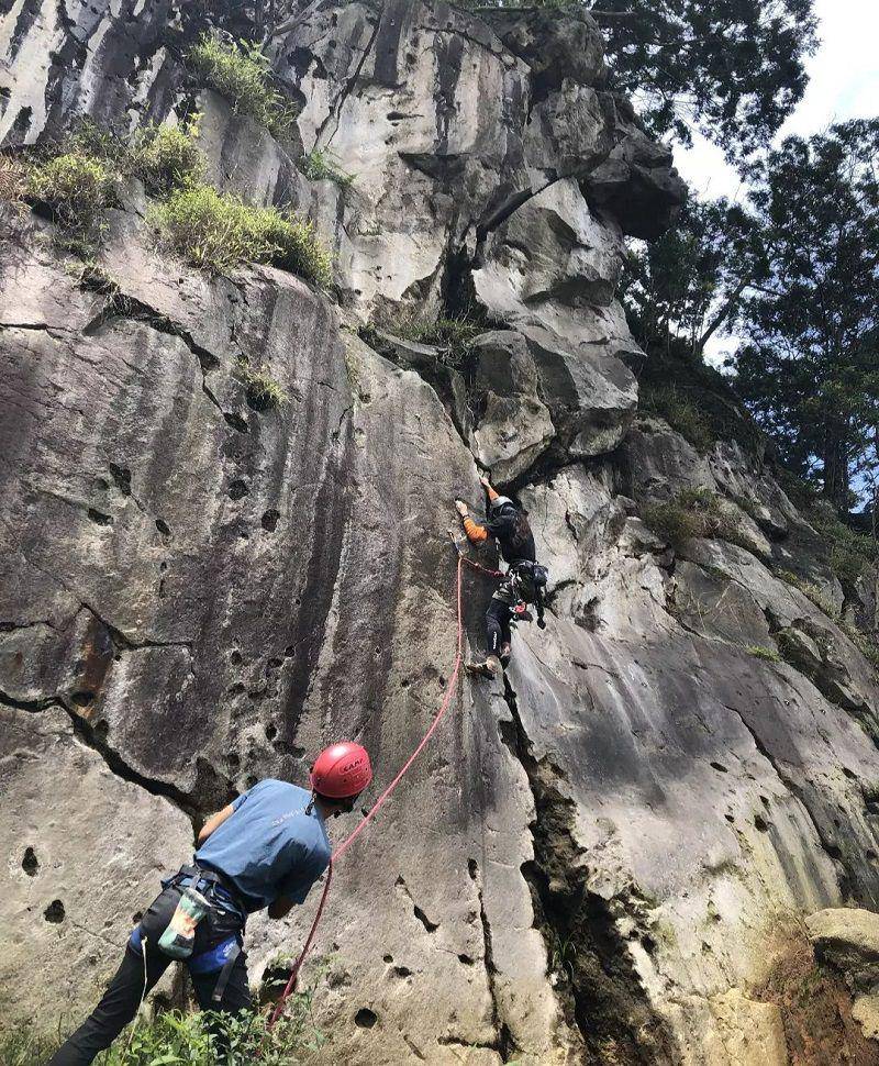 potret panjat tebing di watu gribig dengan view telaga warna (instagram.com/feyuzen)
