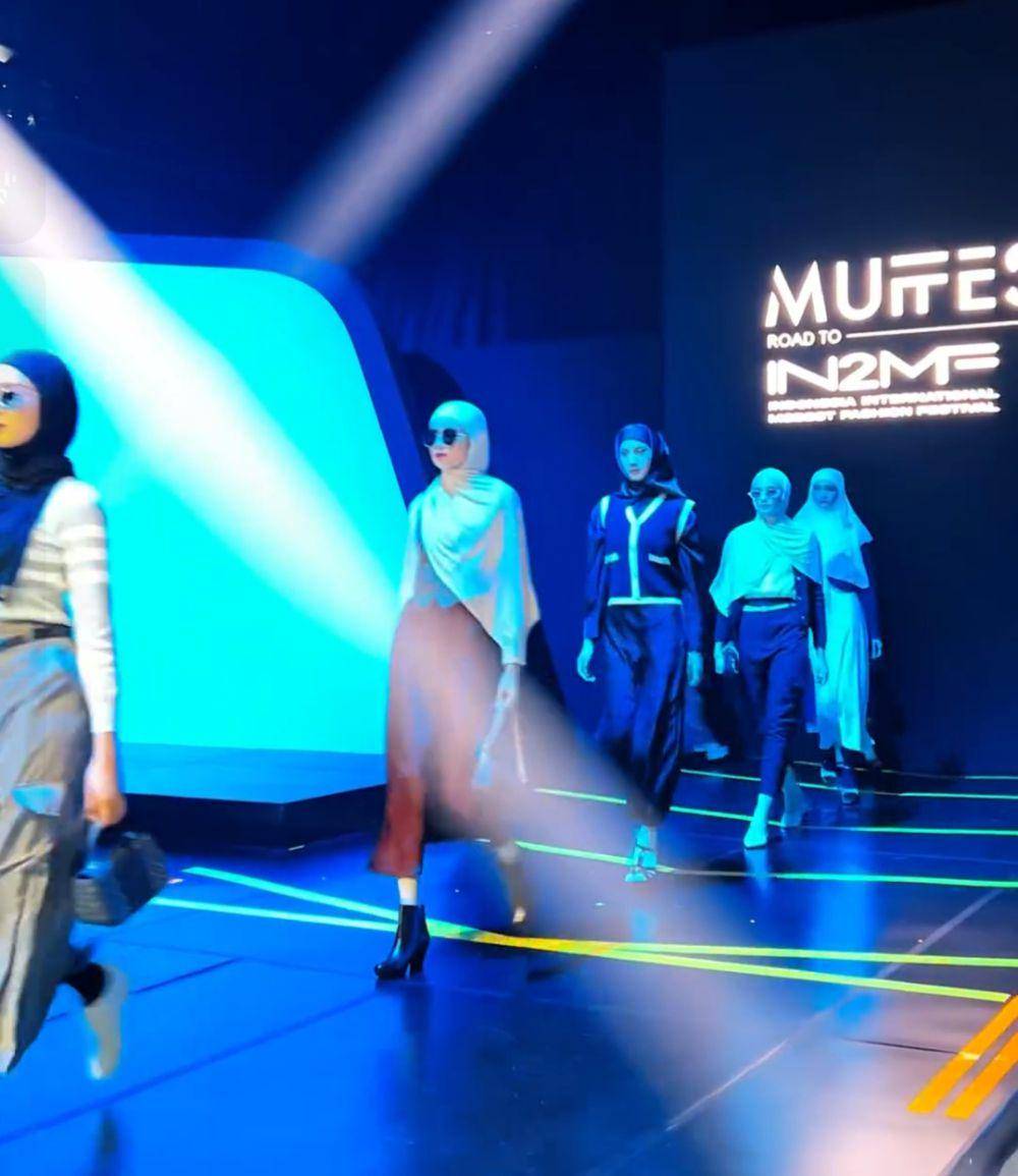 potret Inara Rusli sukses gelar fashion show dari brand fashion miliknya (instagram.com/mommy_starla)