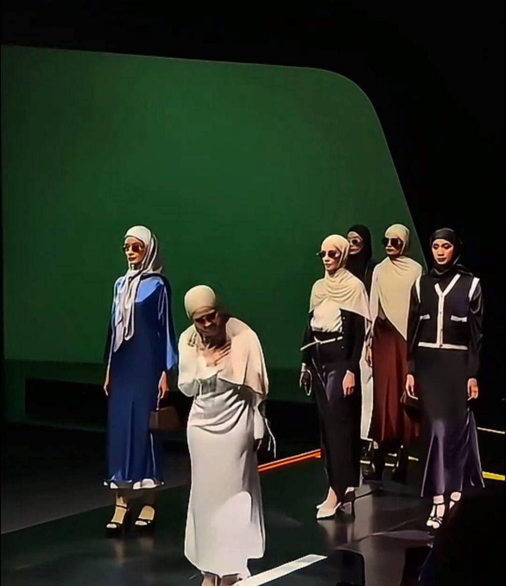 potret Inara Rusli sukses gelar fashion show dari brand fashion miliknya (instagram.com/mommy_starla)