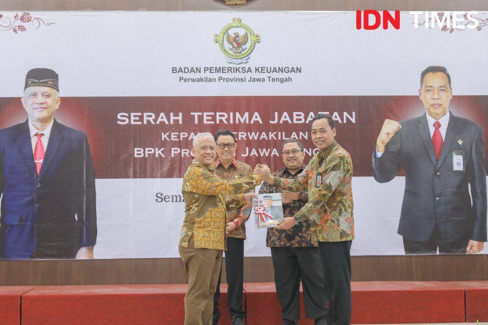Kepala BPK Jateng yang lama, Karyadi, Kepala BPK Jateng yang baru Hari Wiwoho dan Anggota BPK RI Ahmadi Noor Supit saat seremonial sertijab. (IDN Times/Fariz Fardianto)