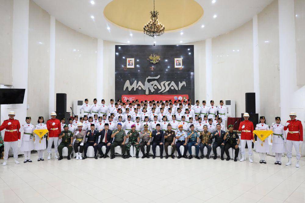 Pengukuhan anggota Paskibraka di di Baruga Anging Mammiri, Rujab Wali Kota, Kamis (15/8/2024). (Dok. Humas Pemkot Makassar)