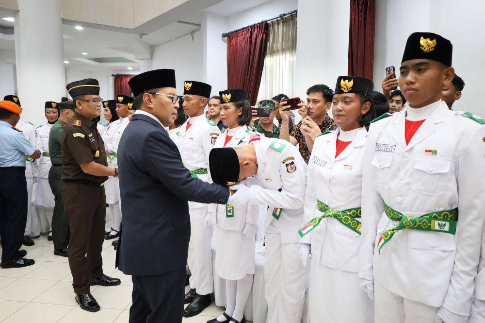 Wali Kota Makassar Moh Ramdhan Pomanto mengukuhkan anggota Paskibraka di di Baruga Anging Mammiri, Rujab Wali Kota, Kamis (15/8/2024). (Dok. Humas Pemkot Makassar)