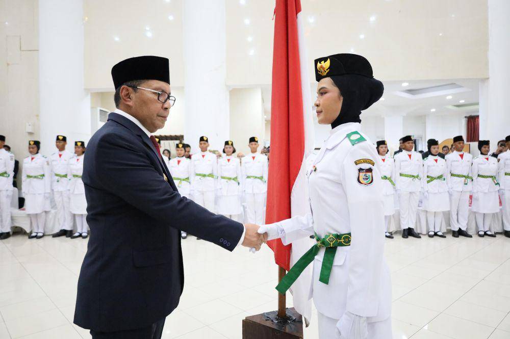 Wali Kota Makassar Moh Ramdhan Pomanto mengukuhkan anggota Paskibraka di di Baruga Anging Mammiri, Rujab Wali Kota, Kamis (15/8/2024). (Dok. Humas Pemkot Makassar)