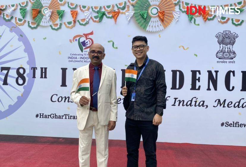 Konsul Jenderal India di Medan Ravi Shanker Goel bersama pengunjung (IDN Times/Indah Permata Sari)