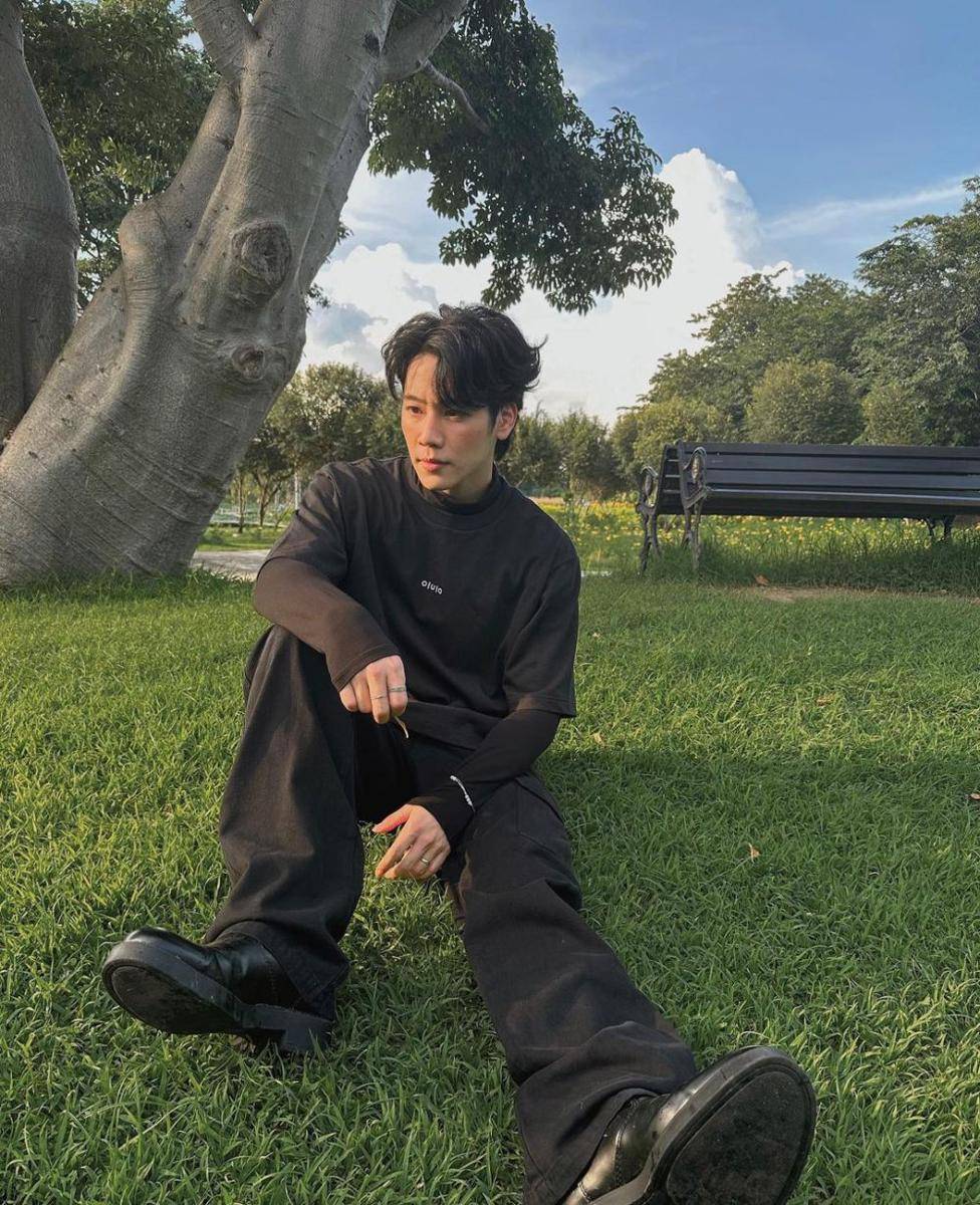 padu padan T-shirt hitam ala War Wanarat (instagram.com/warwanarat)