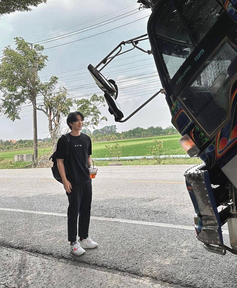 padu padan T-shirt hitam ala War Wanarat (instagram.com/warwanarat)