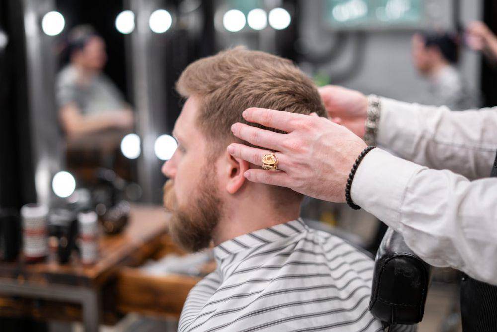 ilustrasi potongan rambut cowok yang ada jambulnya (pexels.com/cottonbro studio)