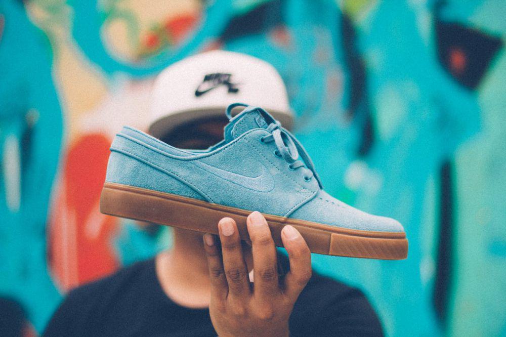 5 Cara Mengembalikan Warna Sepatu Suede yang Pudar, Praktikkan!
