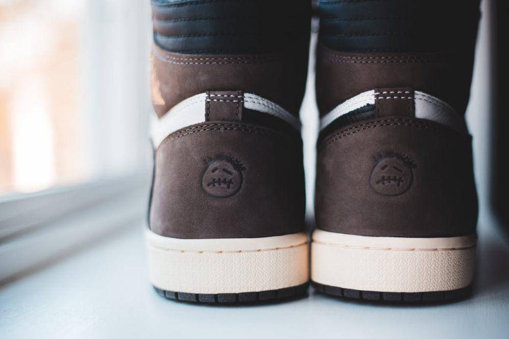 ilustrasi sepatu berbahan suede (pexels.com/Erik Mclean)