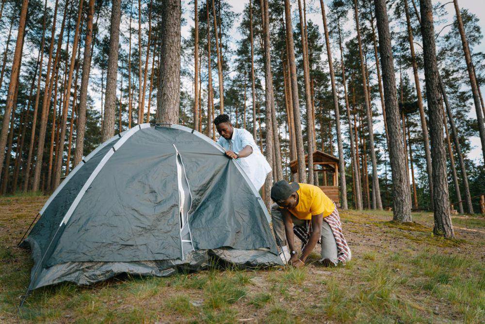 ilustrasi camping (pexels.com/Ivan Samkov)