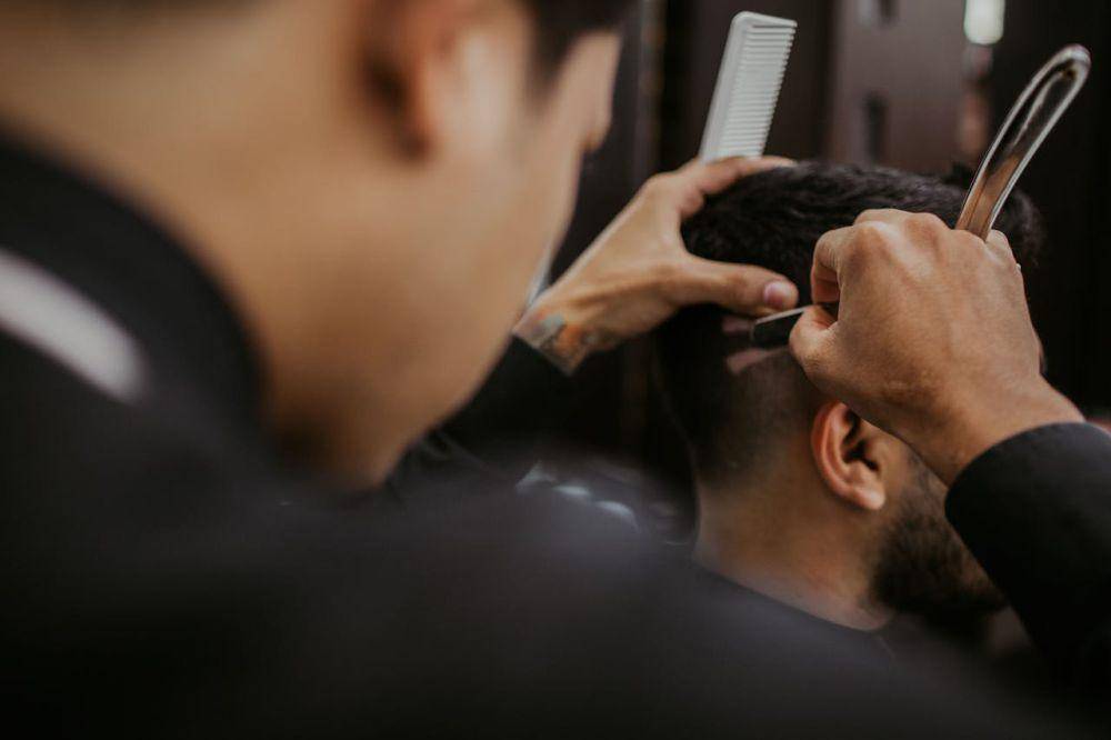ilustrasi potongan rambut cowok yang ada jambulnya (pexels.com/Luis Quintero)