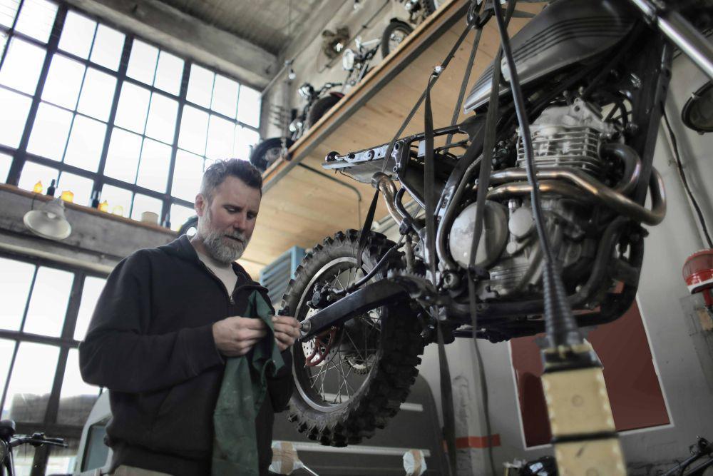 ilustrasi velg motor (pexels.com/Andrea Piacquadio)