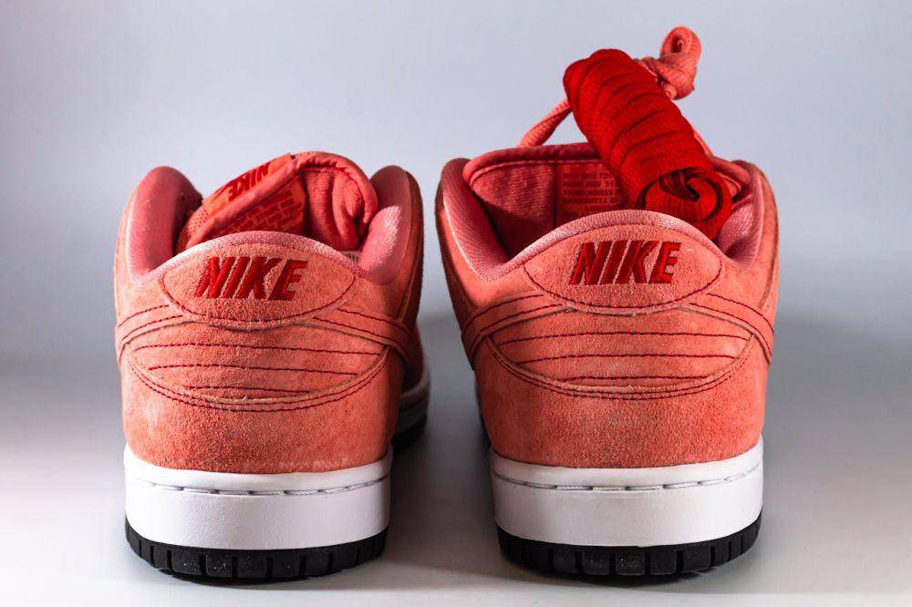 ilustrasi sepatu berbahan suede (pexels.com/Terrance Barksdale)