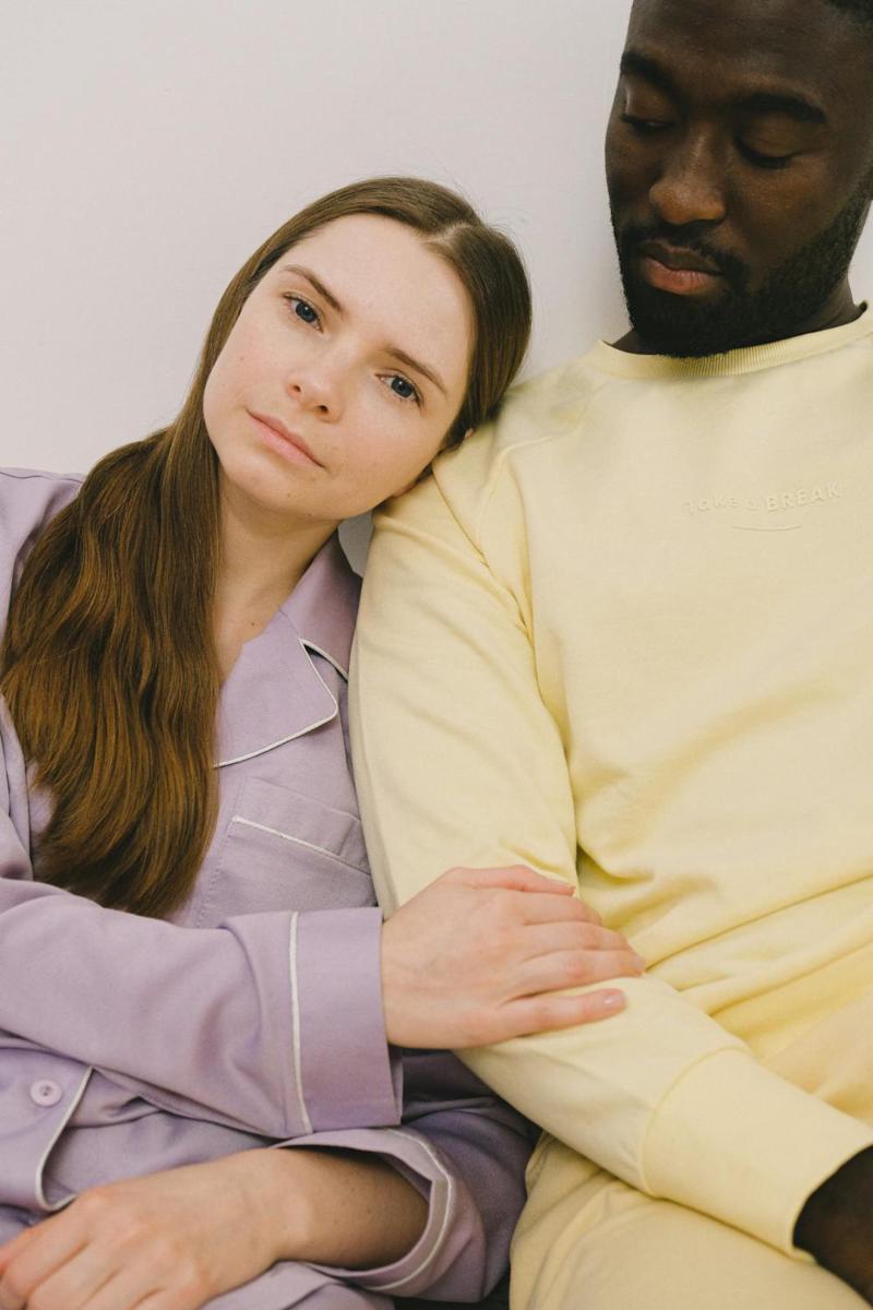ilustrasi piyama couple (pexels.com/SHVETS production)
