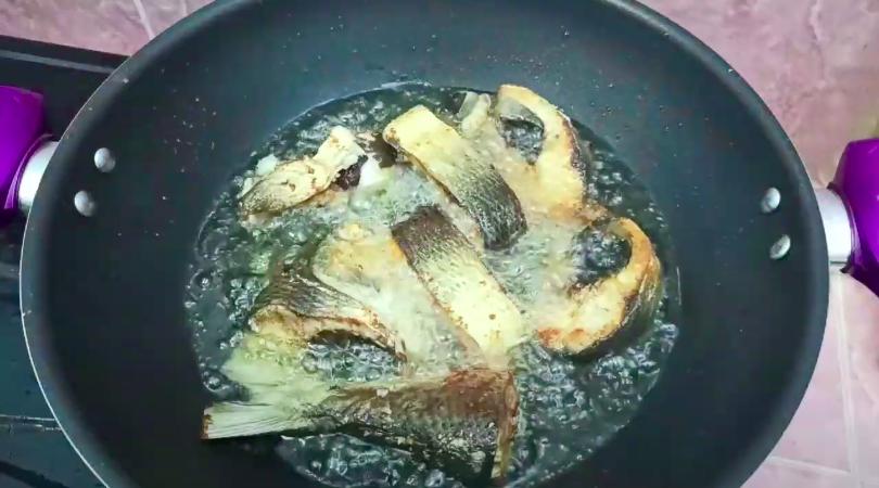 ilustrasi menggoreng ikan bandeng (YouTube.com/Ruri Aprilia)