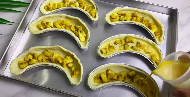 ilustrasi menuang adonan ke dalam cetakan banana puff pastry (YouTube.com/Chalistaa Kitchen)