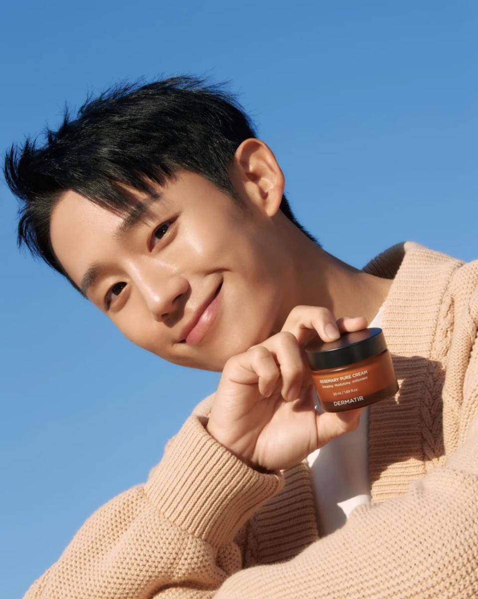 Jung Hae In (instagram.com/holyhaein)