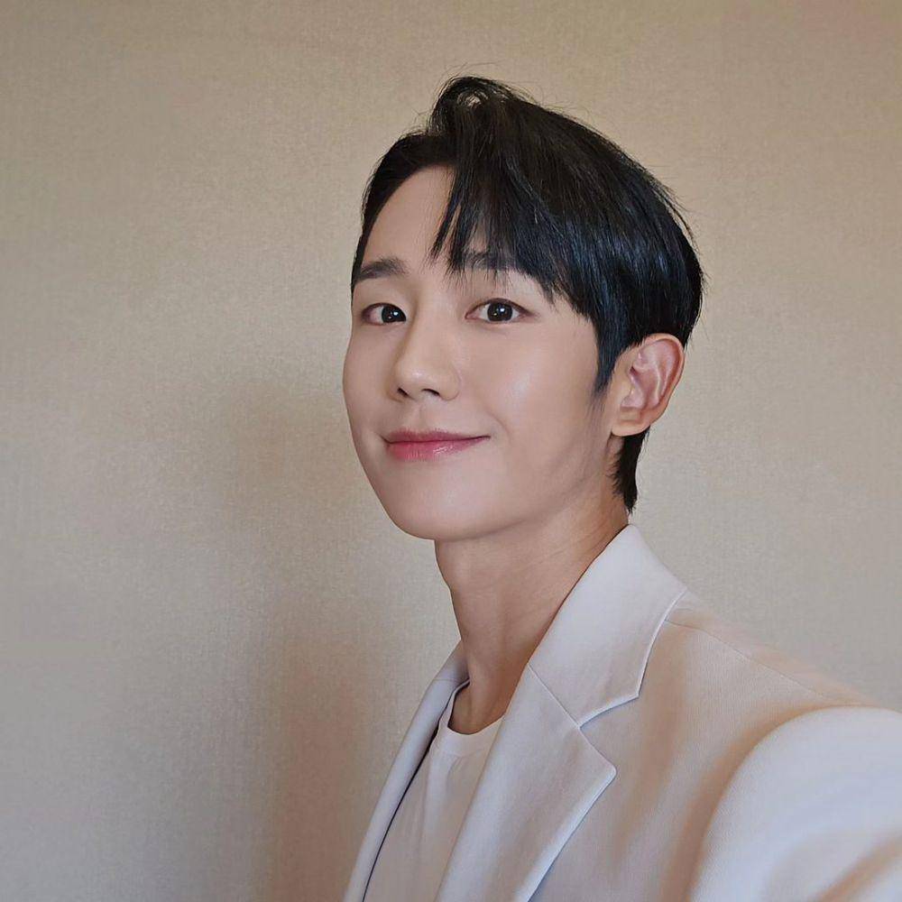 Jung Hae In (instagram.com/holyhaein)