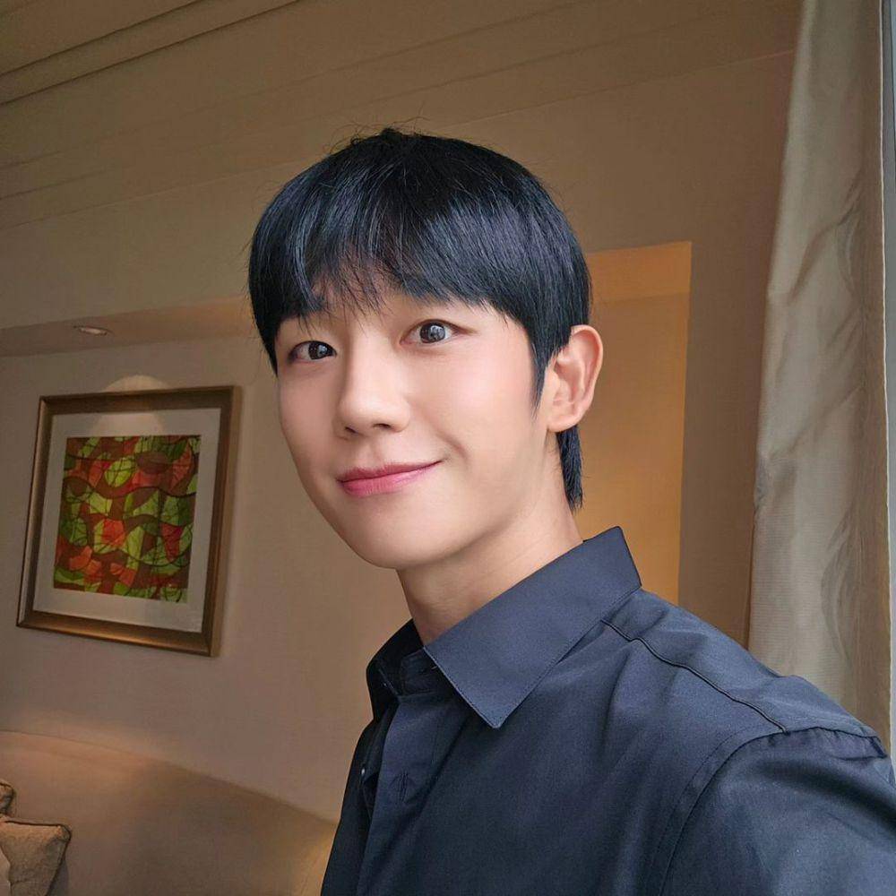 Jung Hae In (instagram.com/holyhaein)