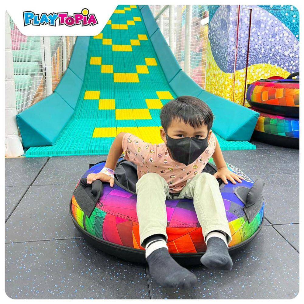 Anak-anak yang sedang bermain perosotan di Playtopia. Instagram/playtopia.id