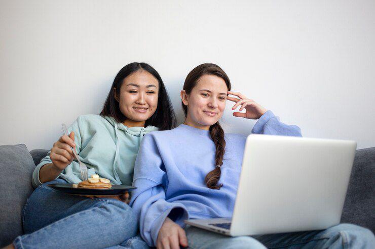 mengisi waktu screen time (freepik.com/freepik)
