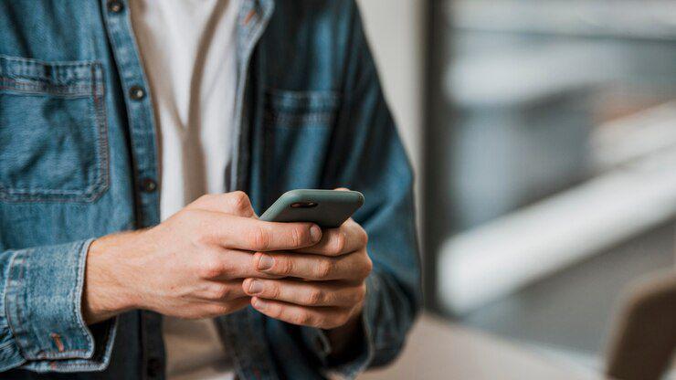 screen time dengan gawai (freepik.com/freepik)