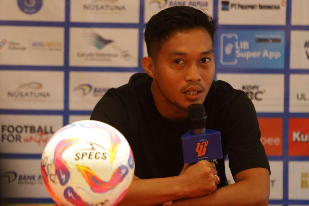 Gelandang PSM Makassar, Akbar Tanjung, berbicara dalam sesi jumpa pers pra-pertandingan pada Kamis 15 Agustus 2024. (Dok. Ofisial PSM Makassar)