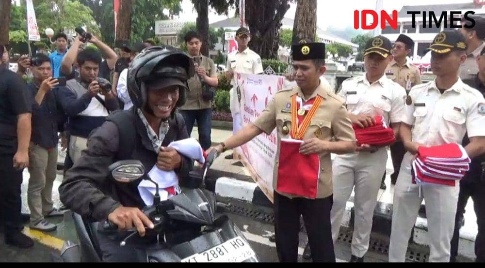 Wali Kota Balikpapan Bagi 7 Ribu Bendera Merah Putih untuk HUT RI