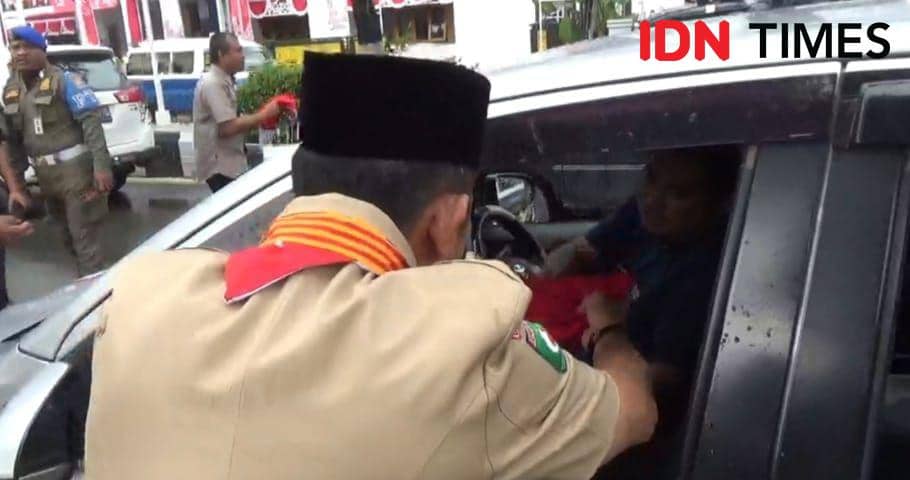 Pemerintah Kota Balikpapan Kalimantan Timur (Kaltim) membagikan 7 ribu bendera merah putih gratis kepada masyarakat, Rabu (14/8/2024). (IDN Times/Hilmansyah)