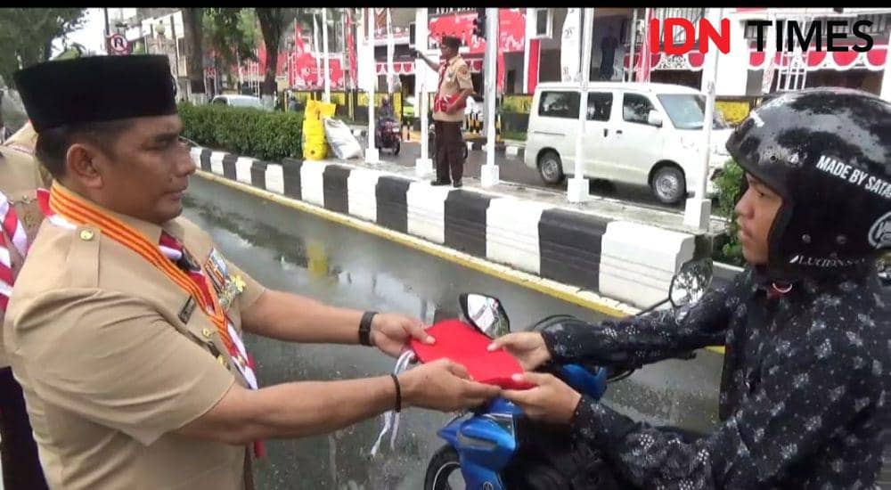 Pemerintah Kota Balikpapan Kalimantan Timur (Kaltim) membagikan 7 ribu bendera merah putih gratis kepada masyarakat, Rabu (14/8/2024). (IDN Times/Hilmansyah)