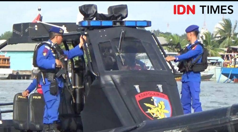 Direktorat Polisi Air dan Udara (Ditpolairud) Polda Kalimantan Timur (Kaltim) mengerahkan lima unit kapal patroli di kawasan Teluk Balikpapan, Kamis (15/8/2024). (IDN Times/Hilmansyah)