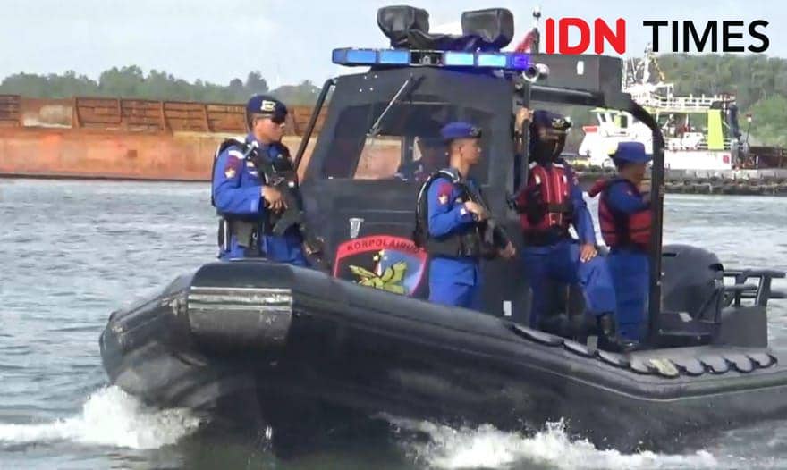 Lima Kapal Patroli Polri Bersiaga di Teluk Balikpapan Menjelang HUT RI